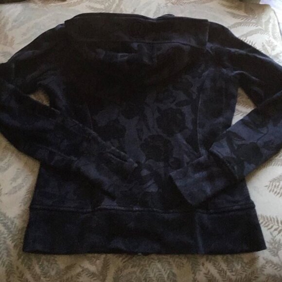 Lululemon Scuba Hoodie II Floral (Inkwell Cotton) Fleece Sweater Size 10 - Picture 7 of 8
